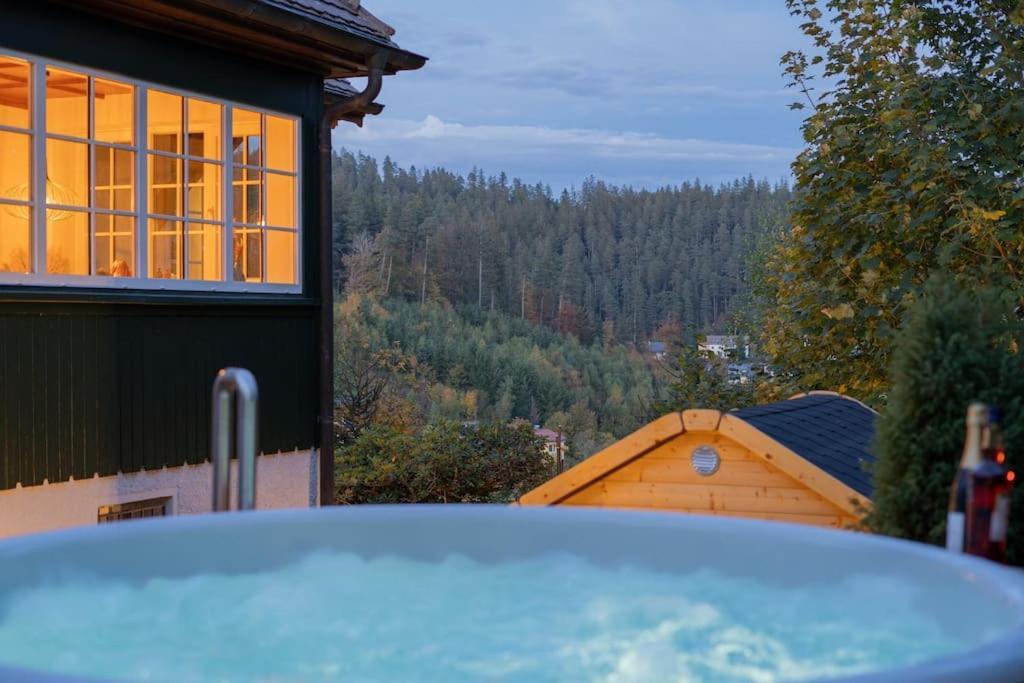 Exklusives Ferienhaus Am Waldrand Mit Whirlpool Und Sauna Villa Schonach im Schwarzwald ภายนอก รูปภาพ